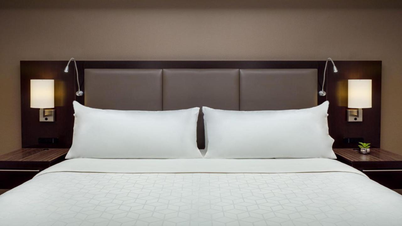 Holiday Inn And Suites Phoenix Airport North By Ihg Экстерьер фото