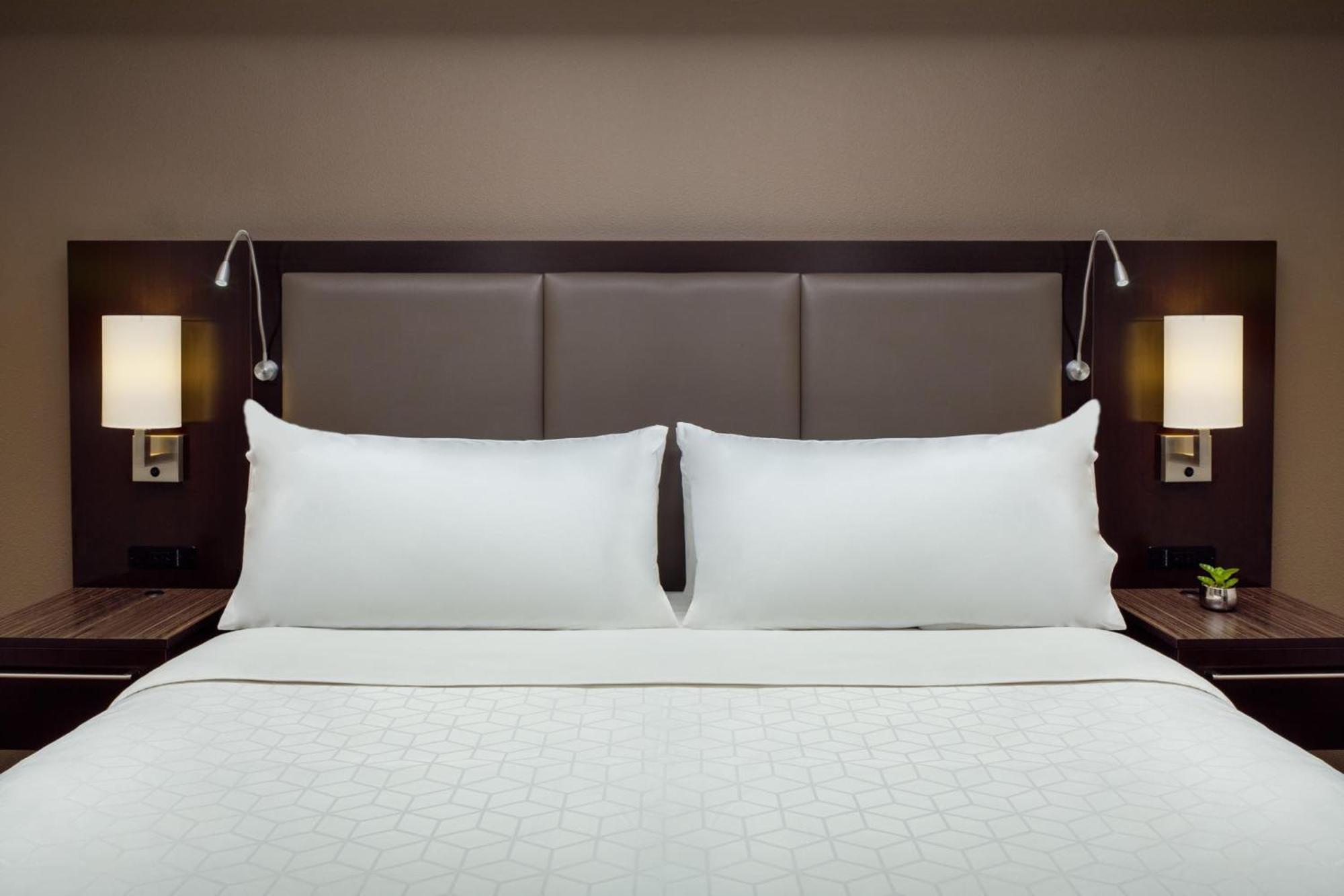 Holiday Inn And Suites Phoenix Airport North By Ihg Экстерьер фото
